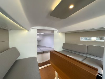 Heller Bootkabinen-Innenraum mit grauen Sofas und Holztisch