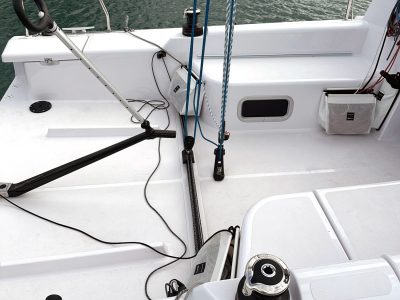 Weißes Segelboot-Cockpit mit Winschen, Seilen und Blöcken am Kai