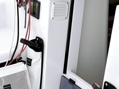 Bootscockpit: Leinen, Gashebel, Display und Belüftung an weißer Bordwand.