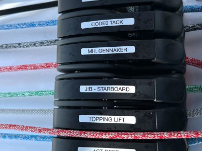 Mehrere schwarze Segel-Blöcke mit weißen Etiketten wie JIB - STARBOARD